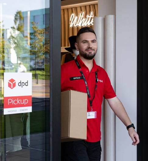 Kurier DPD wychodzi z punktu DPD Pickup z paczką
