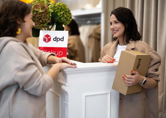 Klientka odbiera paczkę z punktu DPD Pickup