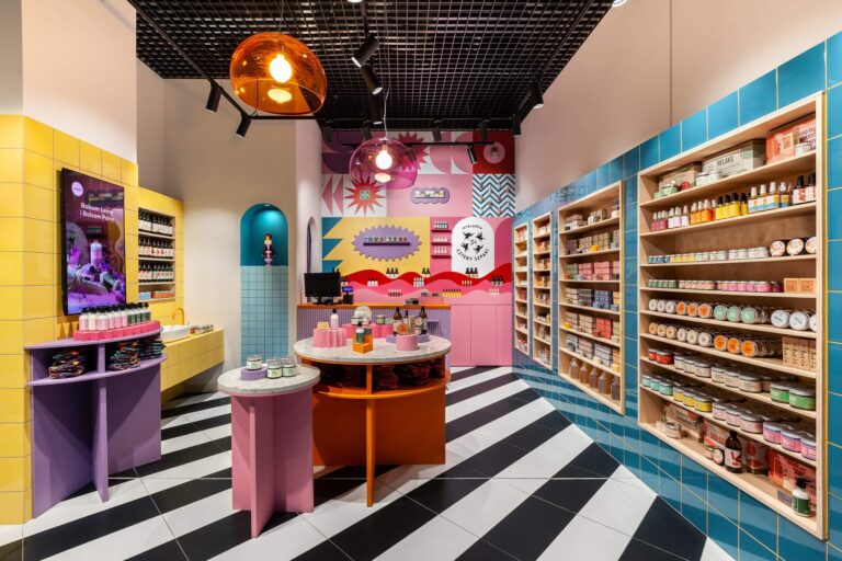 Sklep mydlarni cztery szpaki - kolorowe ściany, kafelki oraz stoły z produktami