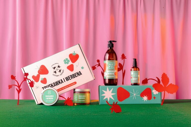 Produkty mydlarni Cztery szpaki na zielonej wykładzinie oraz na tle różowej kurtyny