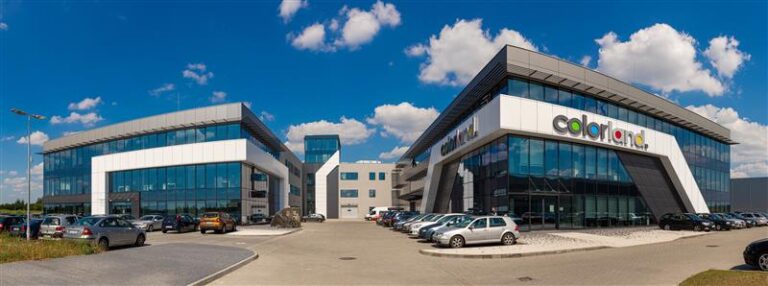 Siedziba Colorland, 2 przeszklonne budynki obok siebie i parking
