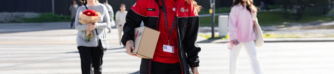 Kurier DPD przekazuje paczkę klientowi w biurze