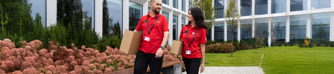 Samochód kurierski DPD w ruchu na tle miasta – symbol szybkiej dostawy