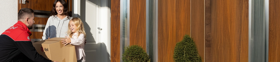 Kurier DPD odbiera paczkę z magazynu, przygotowaną do wysyłki ekspresowej