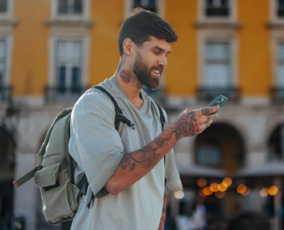 Banner DPD Mobile - Smiling woman is leaving DPD Pickup Point with a package