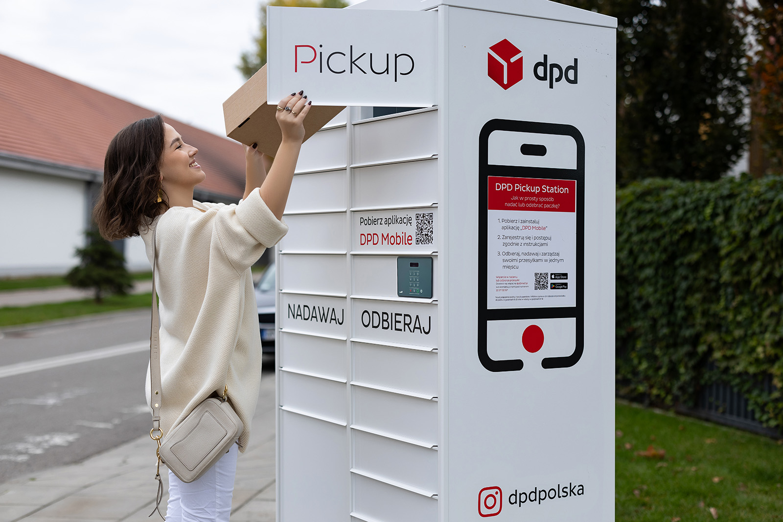 Kobieta wkłada paczkę do automatu paczkowego DPD Pickup