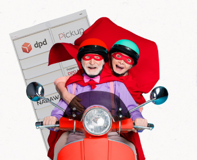 Babcia i dziadek w ubraniach superbohaterów jadą na skuterze a z tyłu wylania się szary automat DPD