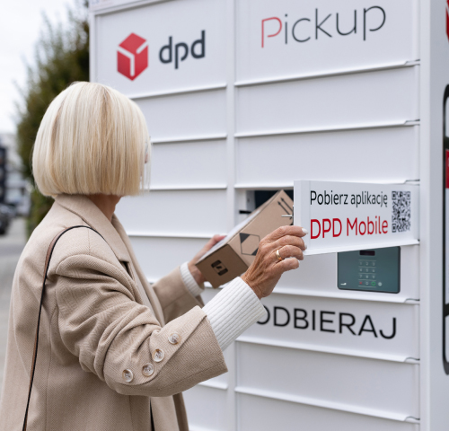 Kobieta w przycietych blond włosach nadaję paczkę w automacie DPD Pickup