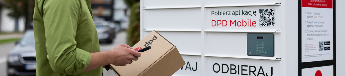 Osoba odkładająca paczkę do automatu paczkowego DPD Pickup.