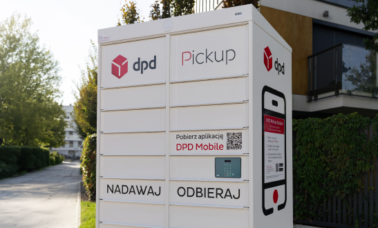 Automat paczkowy DPD Pickup ustawiony na zewnątrz budynku, z widocznymi oznaczeniami nadawania i odbierania przesyłek.