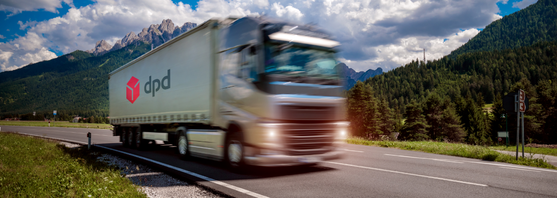 Ciężarówka DPD jadąca górską drogą