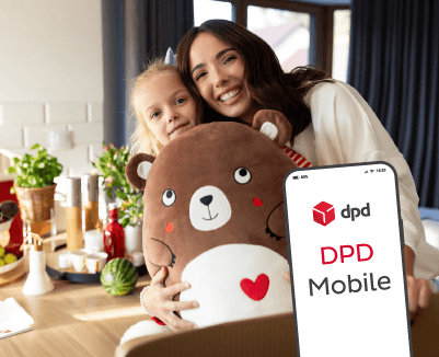 Mama i córka przytulają pluszowego misia, w prawym dolnym rogu jest telefon z aplikacją dpd mobile