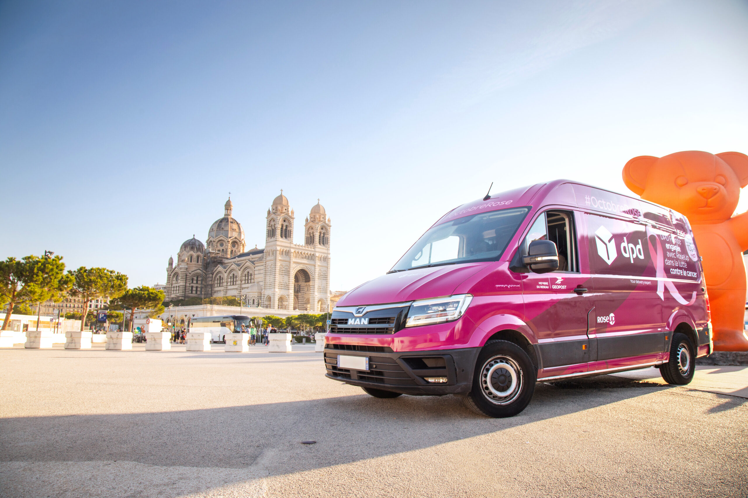 Camion DPD habillé Octobre Rose à Marseille