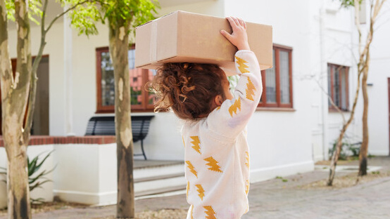 Mädchen mit Paket