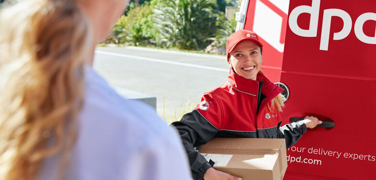 Zustellerin mit Paket