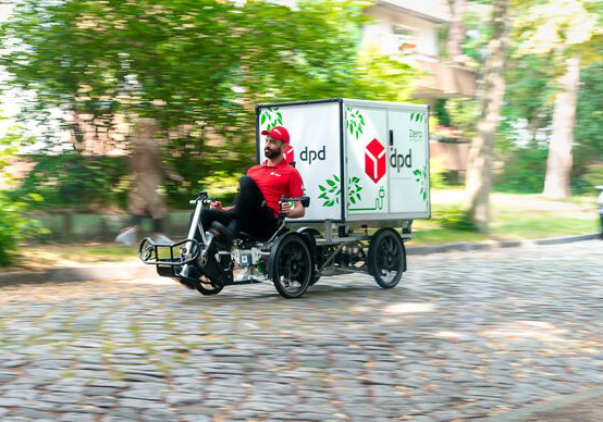 Zusteller auf Lastenrad