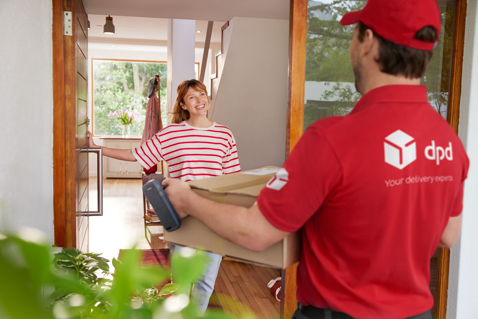 DPD_Bildmotiv_Haustur_Zustellung-1.jpg