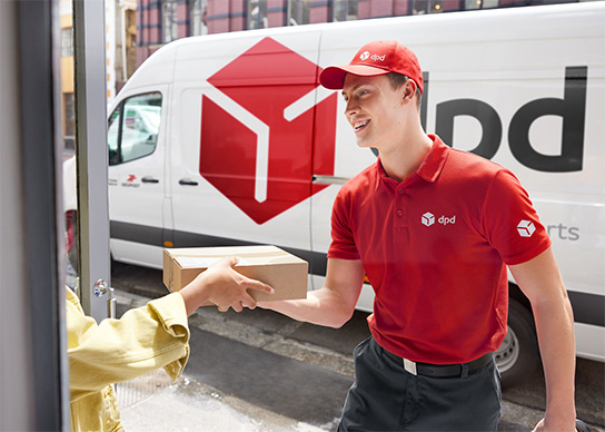 Zusteller mit Paket