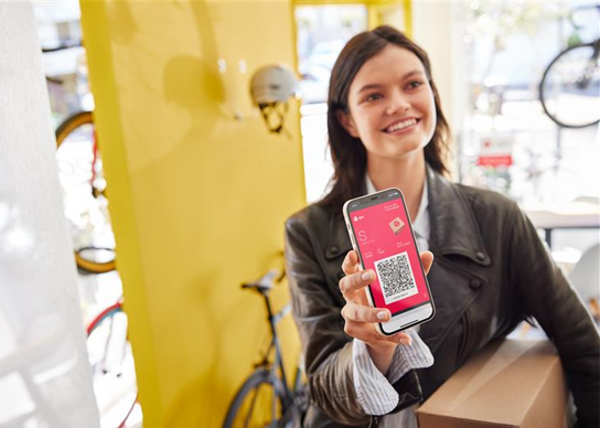 Frau mit Paketschein