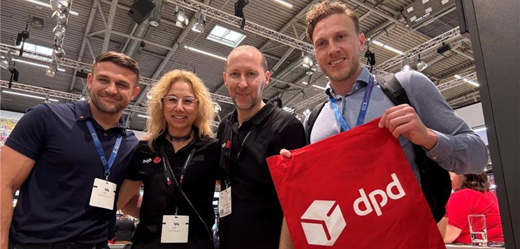 Menschen mit DPD Logo auf einer Messe