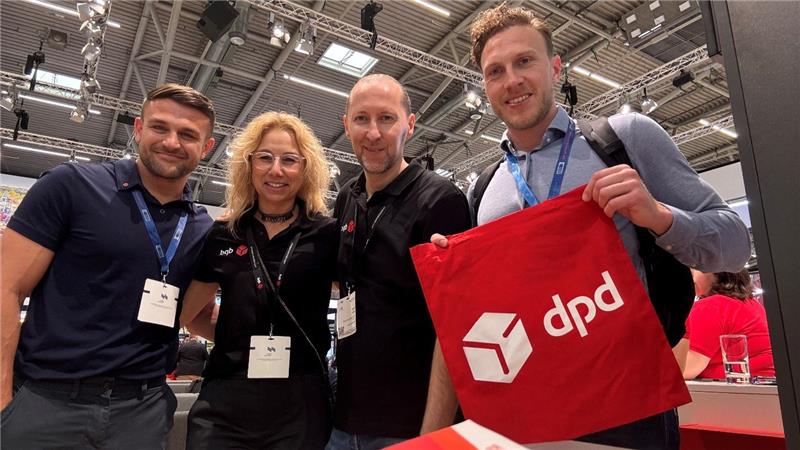 4 Menschen mit DPD Logo