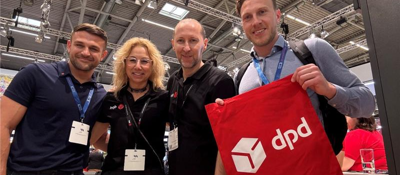 Menschen mit DPD Logo auf einer Messe