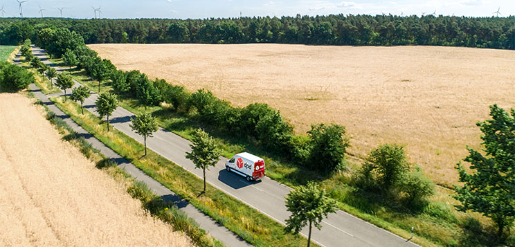DPD Fahrzeug unterwegs auf der Straße