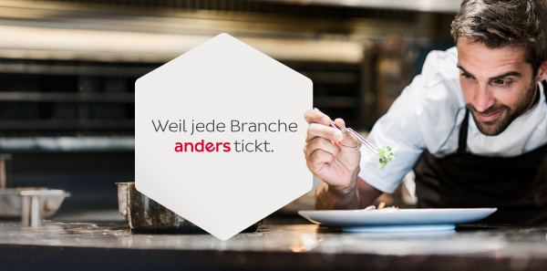 Koch serviert Lebensmittel auf den Teller in einer Küche