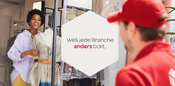 DPD Zusteller steht vor einem Schaufenster mit Klamotten