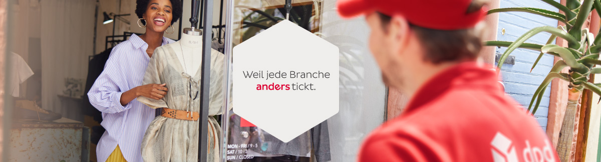 DPD Zusteller steht vor einem Schaufenster mit Klamotten