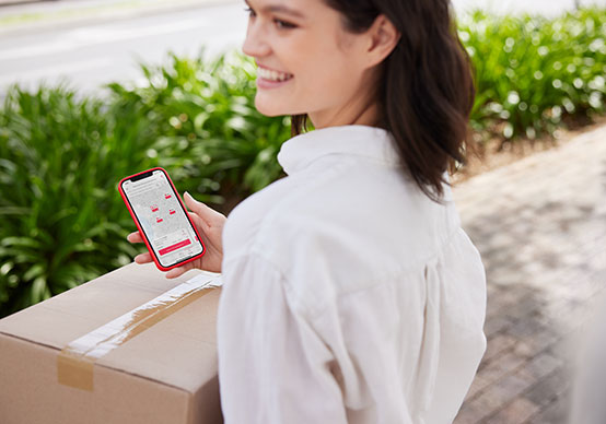Person nutzt das DPD-Tracking auf dem Smartphone, um den Versandstatus eines Pakets zu prüfen.
