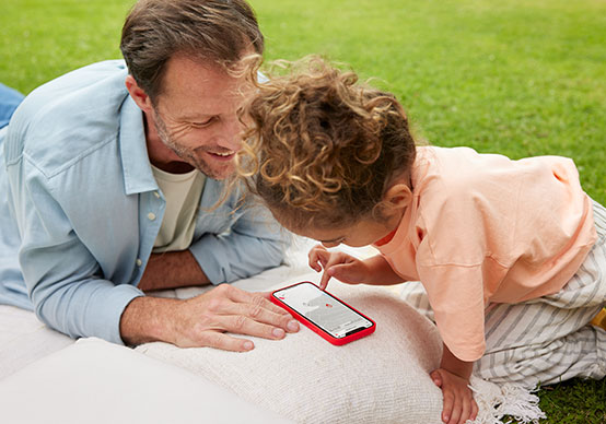 Vater und Tochter nutzen das Tracking auf einem Smartphone.