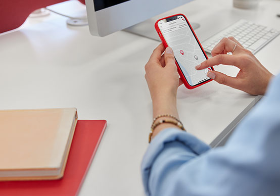 Person nutzt das DPD-Tracking auf dem Smartphone, um den Versandstatus eines Pakets zu prüfen.