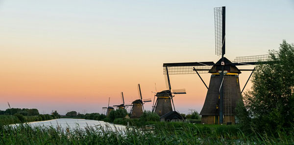 Windmühlen in einem Sonnenuntergang in der Niederlande.