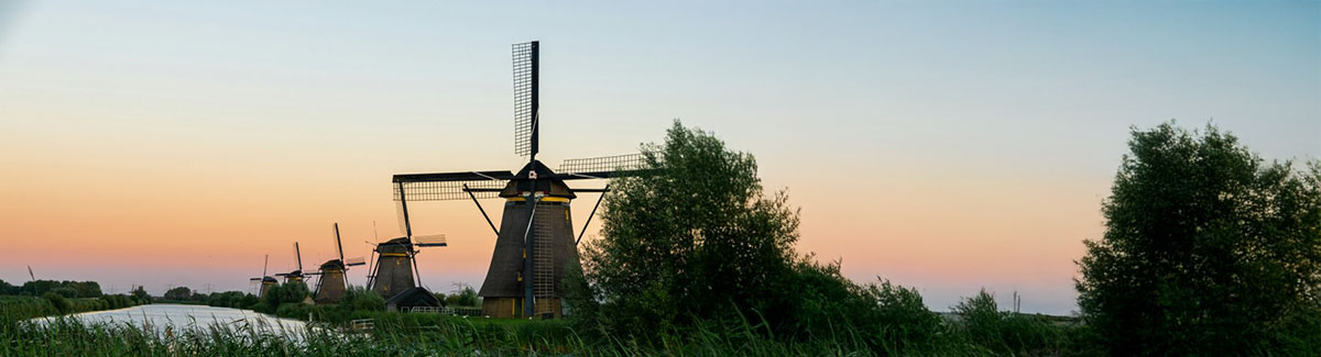 Windmühlen in einem Sonnenuntergang in der Niederlande.