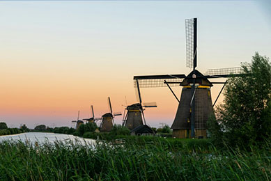 Windmühlen und Sonnenuntergang in der Niederlande