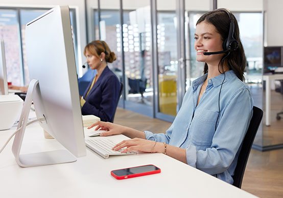 Büroangestellte verfolgt DPD-Sendungsdaten am Computer.