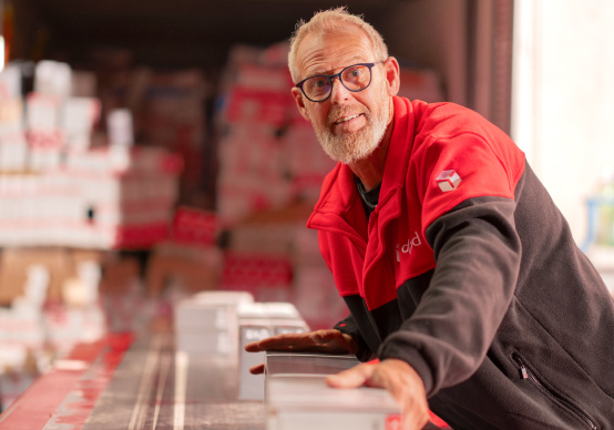 DPD Mitarbeiter im Logistikzentrum bei der Sortierung