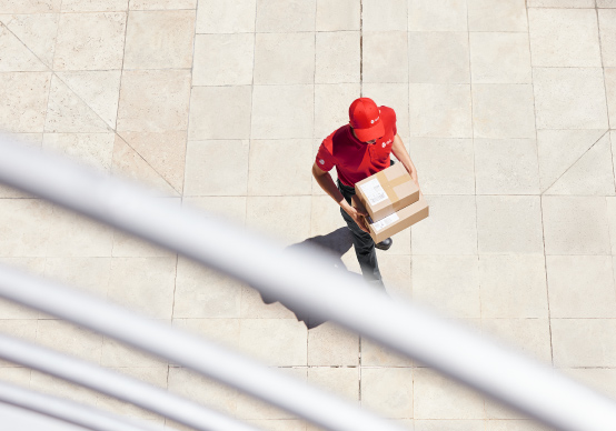 DPD Express Zusteller bei der termingerechten Lieferung