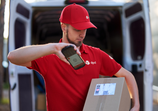 DPD Zusteller scannt Paket für digitale Sendungsverfolgung