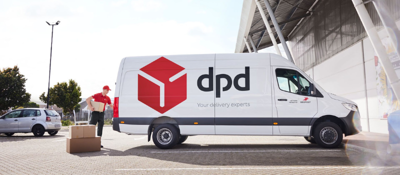 DPD Fahrzeug mit Fahrer der Pakete belädt