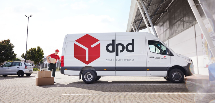 DPD Fahrzeug mit Fahrer der Pakete belädt