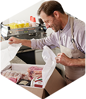 Mann packt Lebensmittel aus