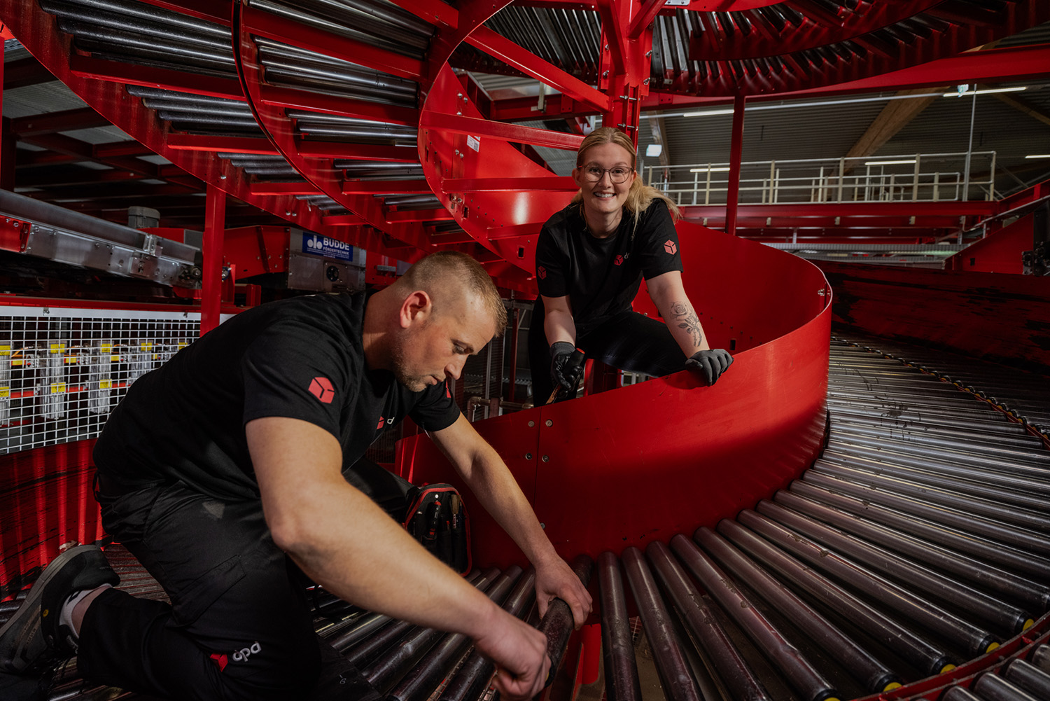 Mitarbeiter arbeiten an einem Förderband.