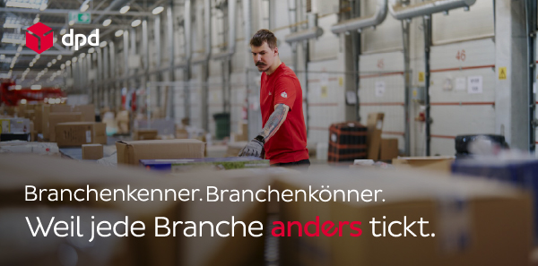 Mann arbeitet in einer Logistikhalle.