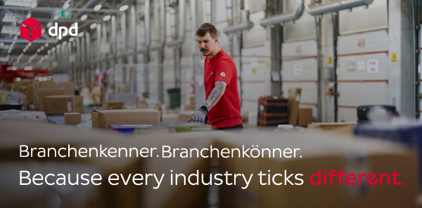 Mann arbeitet in einer Logistikhalle.