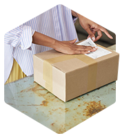 Paket wird mit Versandschein versehen.