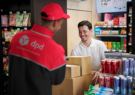 Paketabholung in einem DPD Paketshop